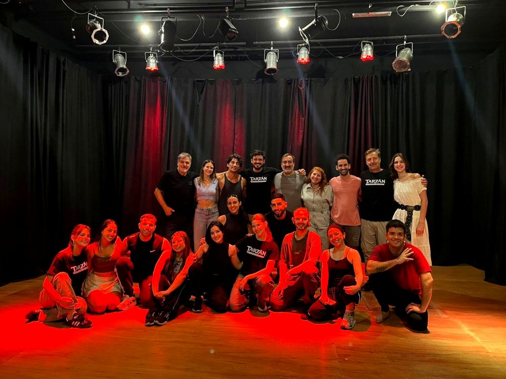 El elenco de Tarzán durante los ensayos